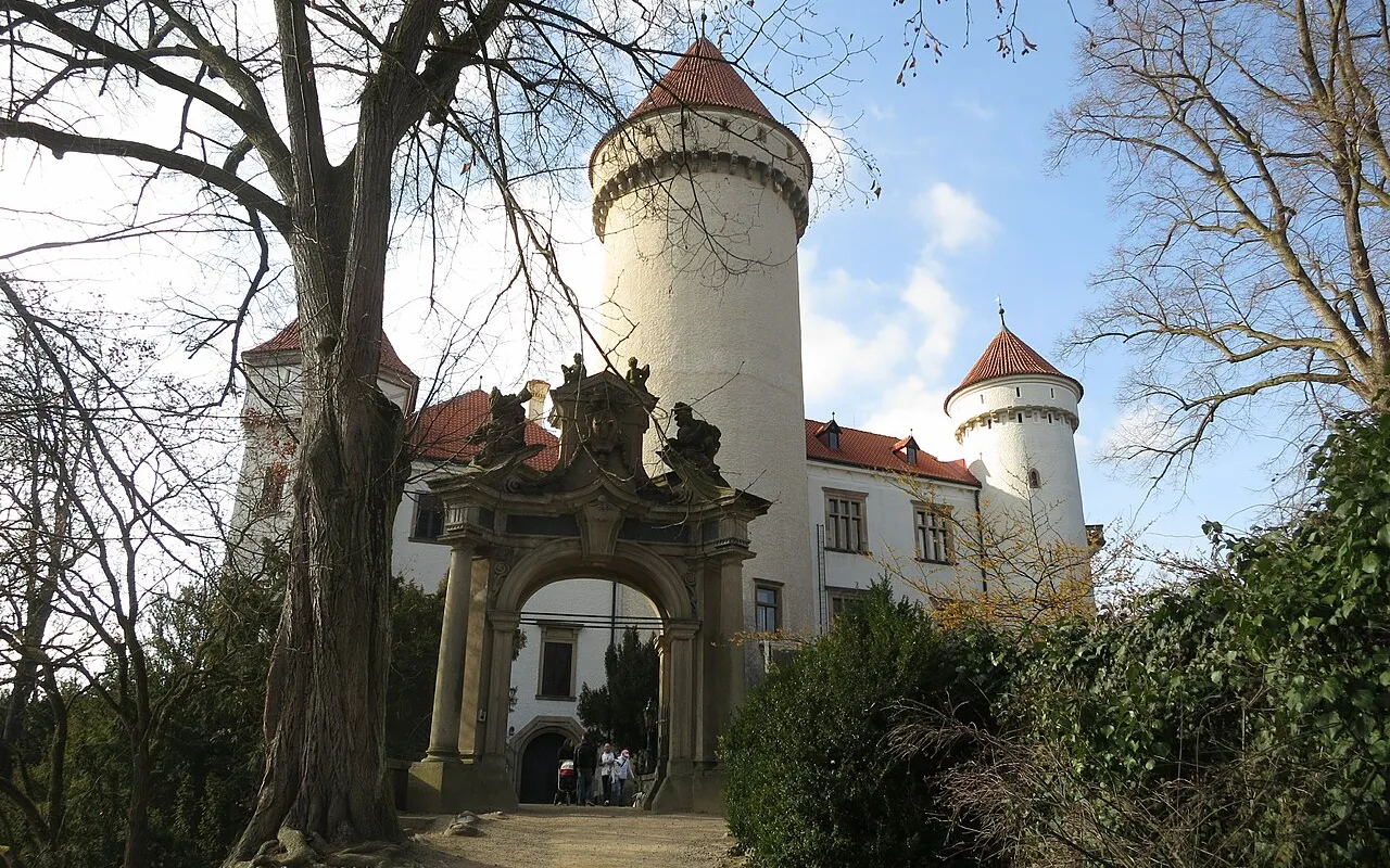 The gate and round towers of Konopiště through winter trees